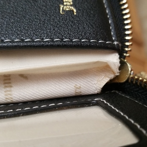 Juicy Couture wallet with look-alike lock and fancy zipper pull. - Picture 4 of 5